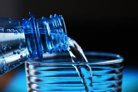 eau potable source https://www.pexels.com/fr-fr/photo/gros-plan-de-bouteille-verser-eau-sur-verre-327090/