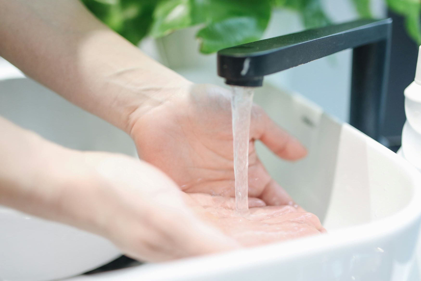 lavage de mains, source https://www.pexels.com/fr-fr/photo/personne-se-laver-les-mains-3736403/